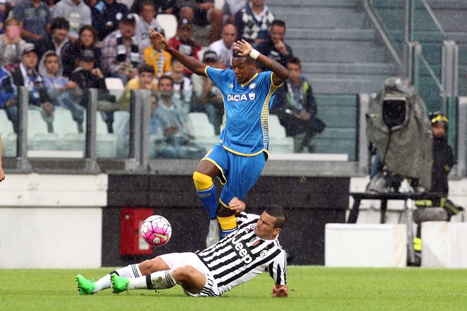 Padoin ferma Badu lanciato in contropiede: il centrocampista della Juventus se la cava con un cartellino giallo. LaPresse